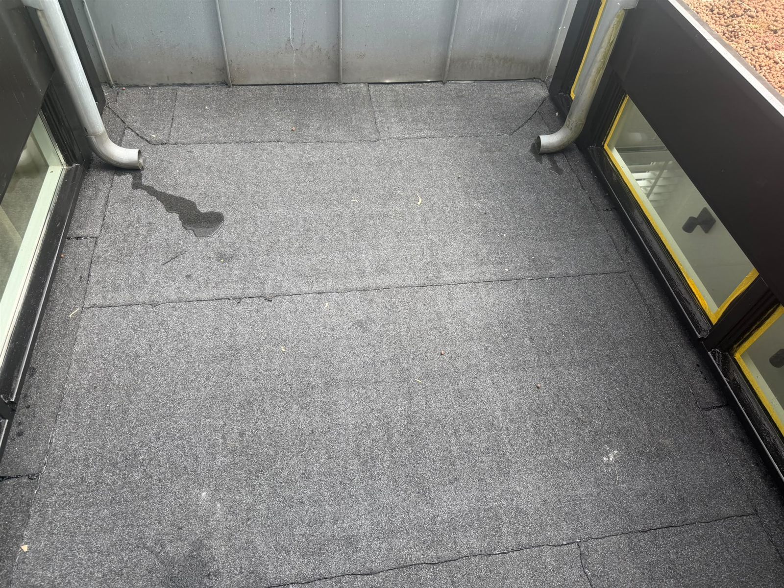 Detail van afgewerkte bitumen dakbanen en aansluitingen