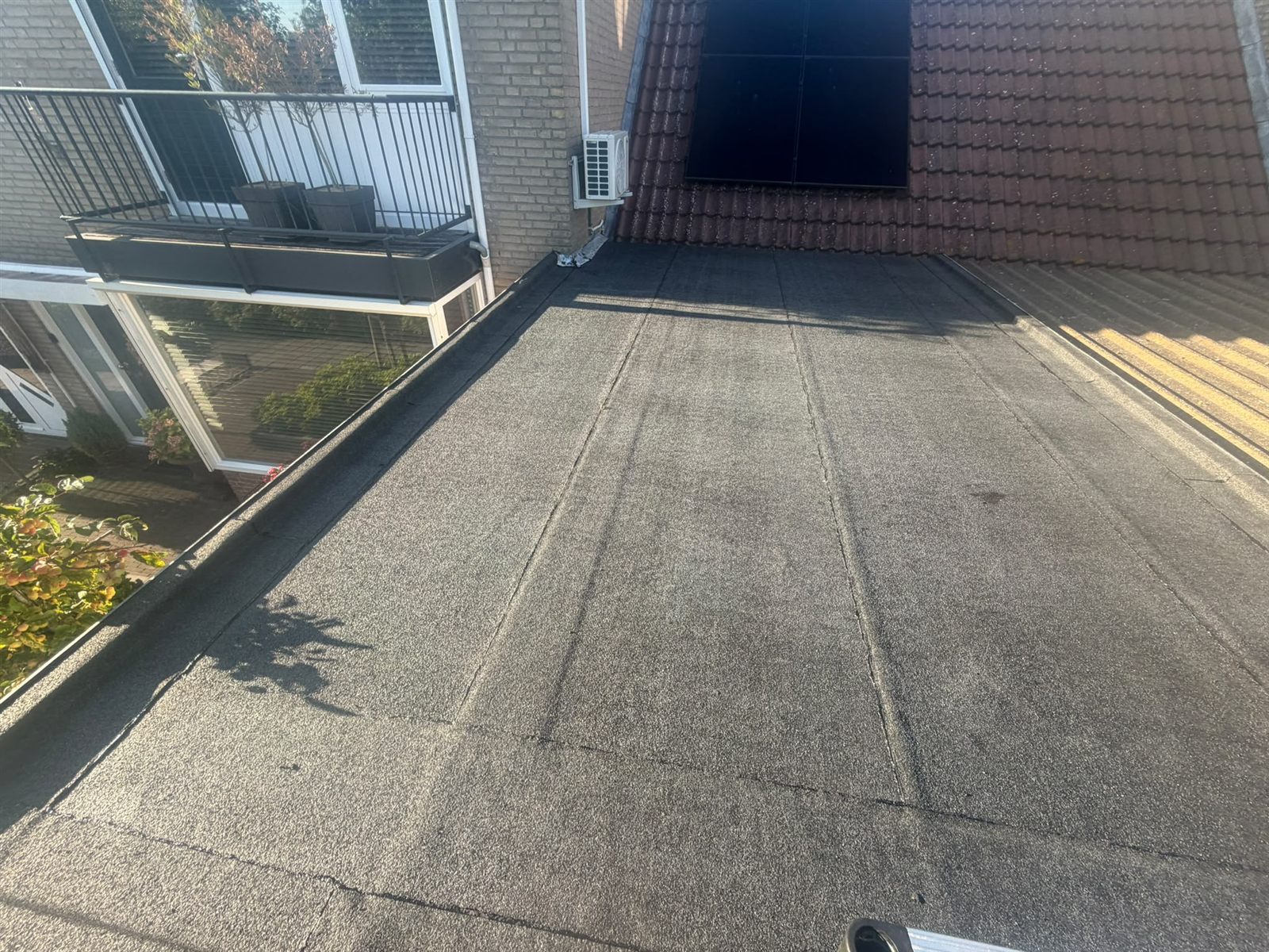 Overzicht van het vernieuwde platte dak van de aanbouw
