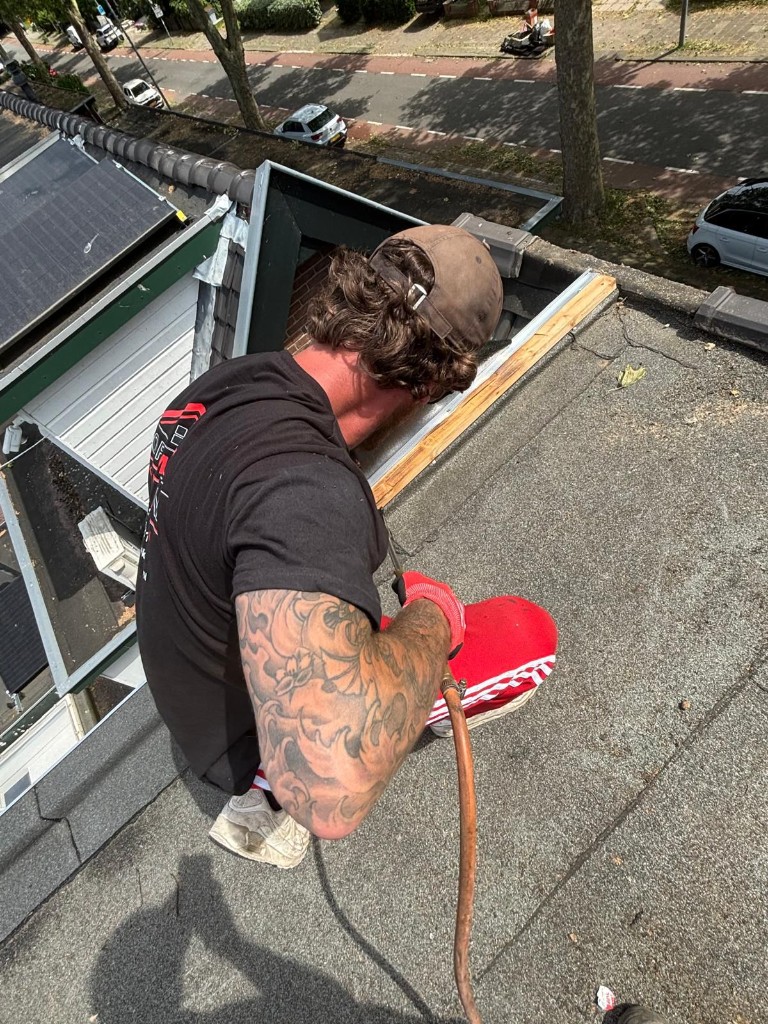 Nieuwe bitumen dakbedekking aanleggen op plat dak