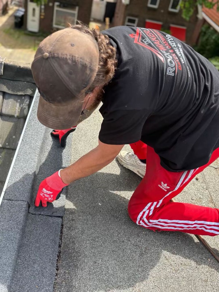 Aanleg plat dak met bitumen rollen door Roofmaker