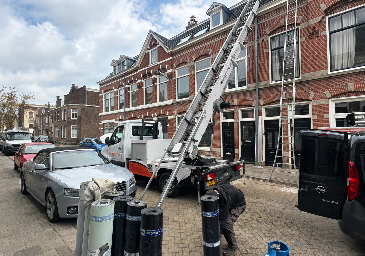 Dakdekker voert een dakinspectie uit