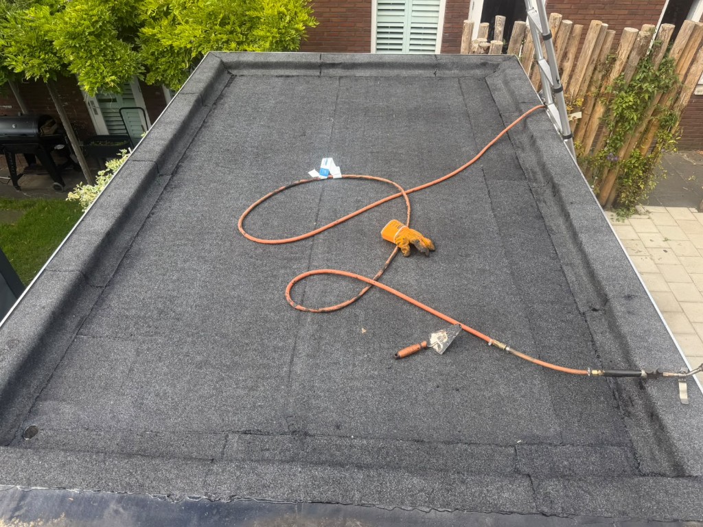 Volledig vernieuwd garagedak met afgewerkte bitumen dakbedekking