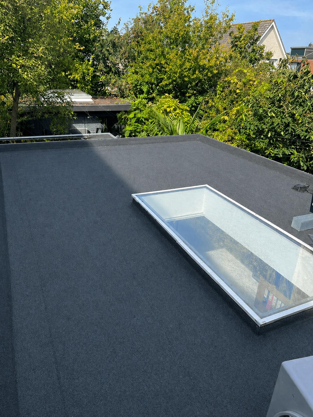 Plat dak met lichtkoepel